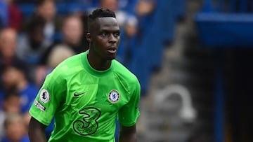 CORRECTION / Chelsea&#039;s French goalkeeper Edouard Mendy controls the ball during the English Premier League football match between Chelsea and Manchester City at Stamford Bridge in London on September 25, 2021. (Photo by Ben STANSALL / AFP) / RESTRICT