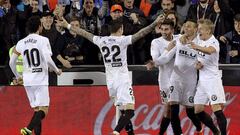 Los jugadores del Valencia celebran un gol al Athletic. 