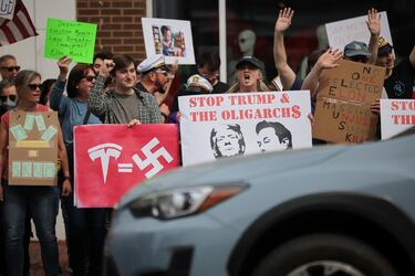 Elon Musk in trouble: angry protesters invade Tesla showrooms