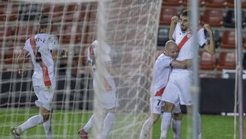 Isi abraza a Catena tras el 2-1 al Sabadell.