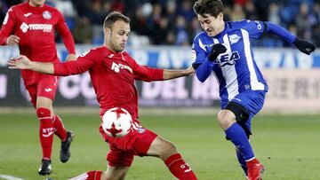 Cala no puede detener a Bojan en la acci&oacute;n del segundo gol del Alav&eacute;s