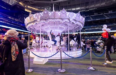El estadio Santiago Bernabéu acoge la 'Mavidad Bernabeu'. Un envento para toda la familia en el que se puede disfrutar de un buen plan en estas fechas navideñas. En la imagen 'El Carrusel de las Luces'.