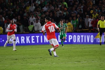 La fiesta en El Campín que disfrutó de la magia de Ronaldinho en el partido entre Santa Fe y Nacional, en el que se le rindió homenaje al brasileño que jugó con la '10' del equipo bogotano.