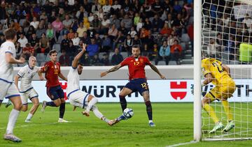 0-3. Córner de la Selección y Joselu, con ayuda de la defensa local, anota sin oposición el tercer tanto del conjunto español.