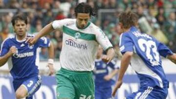 <b>REGRESO. </b>Pizarro encara a Höwedes en su vuelta a Bremen.