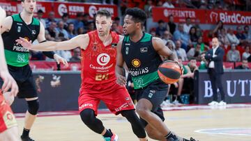 GRAF4547. ZARAGOZA (ESPAÑA), 06/05/2023.- El base serbio del Basket Zaragoza Stefan Jovic disputa una posesión ante el dominicano del Joventut Andrés Feliz (d) durante el partido de la jornada 31 de la Liga Endesa que enfrenta al Basket Zaragoza y al Joventut este sábado en el Pabellón Príncipe Felipe de Zaragoza. EFE/ Javier Cebollada