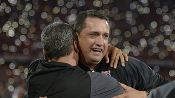 Bobadilla festejando su título