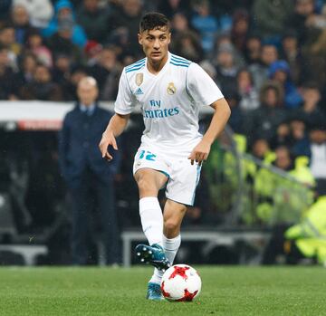 El centrocampista toledano formado en las categor¨ªas inferiores del Real Madrid altern¨® el Castilla y el primer equipo en la temporada 2017-18. 34 partidos con el filial y tan solo uno con el primer equipo.