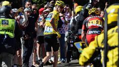 Great Britain&#039;s Christopher Froome (C), wearing the overall leader&#039;s yellow jersey, runs to get another bike after falling during the 178 km twelvelth stage of the 103rd edition of the Tour de France cycling race on July 14, 2016 between Montpel