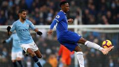 Yerry Mina of Everton controls the ball during the Premier League match between Manchester City and Everton FC