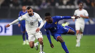 Camavinga disputa un balón en un partido con la selección francesa.