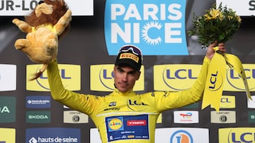 Juan Ayuso se viste de amarillo en una crono ganada por el Ineos