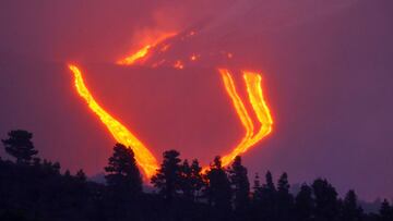 The Cumbre Vieja volcano continues to erupt, expelling lava and ash as seen from Tajuya, on the Canary Island of La Palma, Spain, November 29, 2021. REUTERS/Borja Suarez