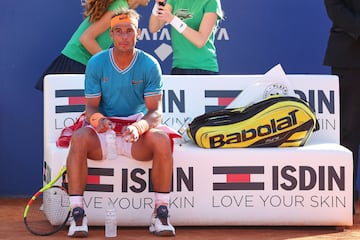 El tenista español Rafael Nadal, perdió en las semifinales del ATP 500 de Barcelona ante el austriaco Dominic Thiem, con parciales de 6-4 y 6-4. 