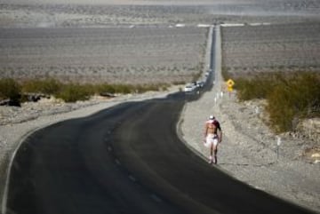 217 km con salida en la Cuenca Badwater (85 m. bajo el nivel del mar) y llegada en el Monte Whitney (4.421 m.) con temperaturas de 49º a la sombra.