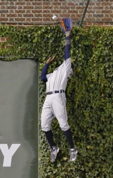 Rajai Davis de los Detroit Tigers no pudo evitar el home run del bateador Dexter Fowler de los Chicago Cubs.