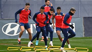 Los jugadores del Atlético de Madrid durante el entrenamiento este sábado en la Ciudad Deportiva Wanda Majadahonda, preparatorio del partido de LaLiga EA Sports que disputan mañana contra el Betis. EFE/Víctor Lerena.