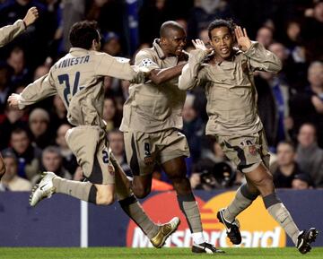 Ronaldinho recibe un pase en la frontal del área, amaga y manda un balón cruzado a la red sin carrerilla. Este gol al Chelsea le valía al Barcelona  para clasificarse para los cuartos de final de la Champions League.