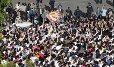 Ambientazo de las aficiones antes del Real Madrid-Atlético