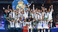 Sergio Ramos levanta el trofeo de campe&oacute;n de la Champions 2017-2018 conquistada por el Real Madrid.
