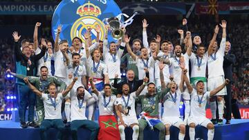 Sergio Ramos levanta el trofeo de campeón de la Champions 2017-2018 conquistada por el Real Madrid.