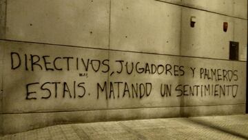 Pintadas en la ciudad deportiva del Betis. 