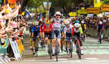 Philipsen ganó la primera etapa al esprint y se coloca el primer maillot amarilla de la ronda gala.