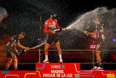 Los tres ciclistas del equipo Jumbo-Visma, Jonas Vingegaard, Sepp Kuss y Primož Roglič celebran la victoria. 