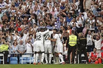 Los jugadores celebran un gol.