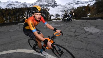 El ciclista espa&ntilde;ol del Bahrain-Victorious Pello Bilbao, durante la decimoctava etapa del Giro de Italia 2020 entre Pinzolo y Laghi di Cancano.