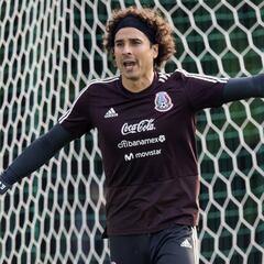 Guillermo Ochoa sigue siendo prioridad para el Napoli
