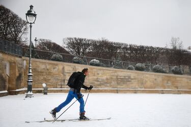 Un hombre esquía en los terrenos nevados del Jardín de las Tullerías en París.