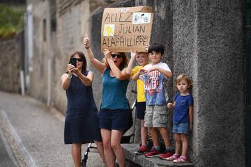 Aficionadas portan un cartel de ánimo a Julian Alaphilippe