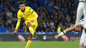 SAN SEBASTIÁN, 12/12/2025.- El centrocampista marroquí del Girona Azzedine Ounahi efectúa un lanzamiento de falta durante el partido de LaLiga entre la Real Sociedad y el Girona, este viernes en el estadio Reale Arena. EFE/ Javier Etxezarreta