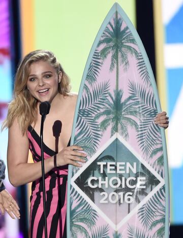 Chloe Grace Moretz con uno de los premios otorgados en los Teen Choice.