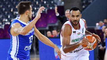 Adam Hanga ante Jakub Sirina durante el partido entre Hungr&iacute;a y la Rep&uacute;blica Checa.