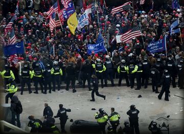 Los manifestantes pro-Trump irrumpieron en el Capitolio tras derribar 4 capas de vallas de seguridad, mostrando su inconformidad con los resultados de las elecciones presidenciales del 2020, mismas en las que el dem¨®crata, Joe Biden, le quit¨® la reelecci¨®n a Donald Trump, resultando el 46? Presidente electo de los Estados Unidos.