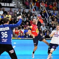 Álex Dujshebaev tira de España