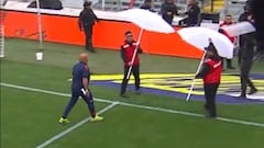 Un funcionario de la U entró a la cancha del Monumental e hizo esto: llamó la atención de todos