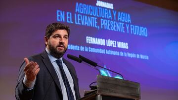 GRAF5389. MURCIA, 30/09/2022.- El presidente de Murcia, Fernando L車pez Miras, durante su intervenci車n en las jornadas sobre Agricultura y Agua en el Levante, Presente y Futuro organizadas por el peri車dico La Verdad, este viernes en el Auditorio V赤ctor Villegas de Murcia. EFE/Marcial Guill谷n