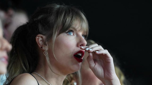 Check out the spectacular outfit Taylor Swift wore to support Travis Kelce at the Bills vs Chiefs game