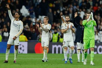 Los jugadores aplauden tras la victoria ante el Nápoles.