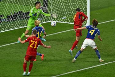 0-1. El remate de cabeza de Álvaro Morata supera al portero japonés, Shuichi Gonda, y supone el primer gol de España.