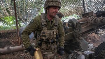 Ukrainian service members fire a L119 howitzer towards Russian troops, amid Russia's attack on Ukraine, in Donetsk region, Ukraine April 21, 2024. REUTERS/Oleksandr Ratushniak