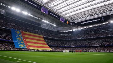 Vista la bandera de la Comunitat Valenciana durante el minuto de silencio por las víctimas de la DANA durante el partido de la jornada 13 de LaLiga entre Real Madrid y Osasuna.