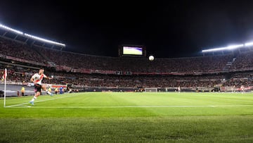 BUENOS AIRES, ARGENTINA - APRIL 24: Agustin Palavecino of River Plate kicks the ball during a match between River Plate and Atletico Tucuman as part of Copa de la Liga 2022 at Estadio Monumental Antonio Vespucio Liberti on April 24, 2022 in Buenos Aires, Argentina. (Photo by Marcelo Endelli/Getty Images)