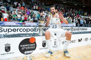 El jugador del Real Madrid, Sergio Llull, posa feliz con la Supercopa de España. 