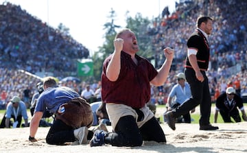 Christian Stucki celebra su victoria frente a Joel Wicki en el Federal Alpine Wrestling Festival 2019 en Zug, Suiza.
