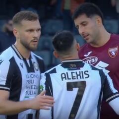 Alexis Sánchez se encuentra con Maripán tras el duelo y esto pasa