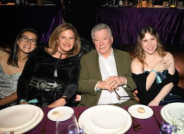 William Shatner nació el 22 de marzo de 1931 en Montreal, Canadá. 

Es mundialmente conocido por interpretar al Capitán James T. Kirk en 'Star Trek', papel que lo convirtió en ícono de la ciencia ficción. Además de actor, ha sido director, escritor y cantante, con una carrera que abarca más de siete décadas. En 2021 se convirtió en la persona de mayor edad en viajar al espacio, a bordo de una nave de Blue Origin.

En septiembre de 2025 sufrió una descompensación por un problema de azúcar en sangre, pero su agencia confirmó que fue leve y que se encuentra estable. Él mismo declaró: “Estoy perfectamente bien” y bromeó sobre los rumores de su fallecimiento.